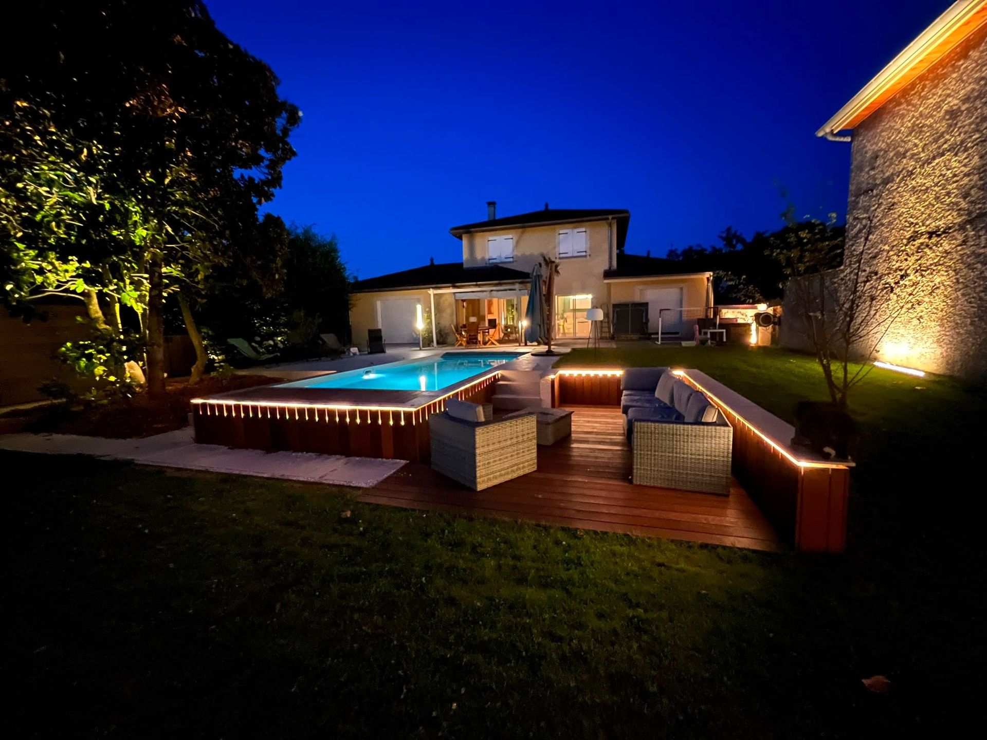 une maison avec un ruban led 